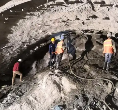 塔河拱顶带模注浆料的施工流程及注意事项